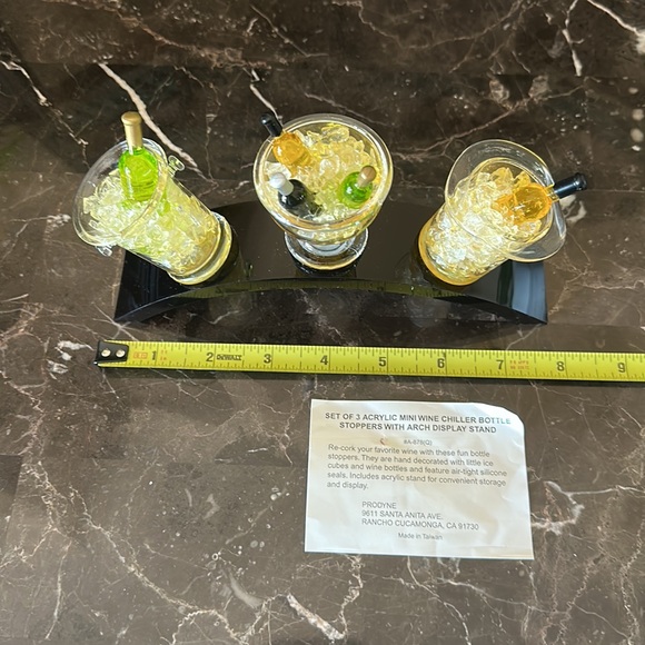 Set of 3 acrylic wine stoppers with stand. - Picture 4 of 4